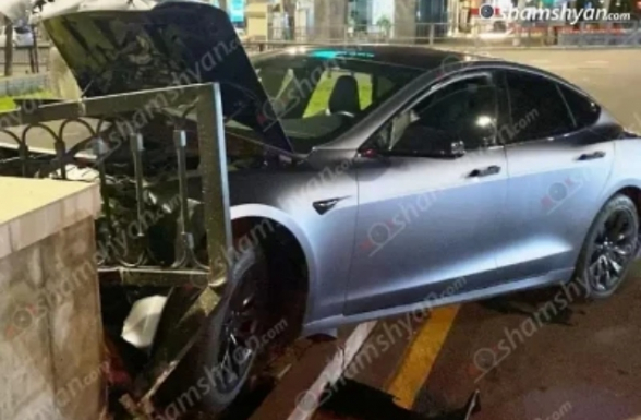 Tesla-ն Աբովյան փողոցում կոտրել երկաթե պաշտպանիչ ցանկապատը և բախվել բետոնե պատնեշին. Վարորդը եղել է ոչ սթափ